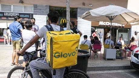 Glovo defiende ante el juez que el modelo de reparto con autónomos y el de asalariados es igual de competitivo