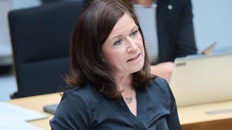 Schwuler Lehrer von Schülern gemobbt – Berliner Senatorin las Brief zunächst nicht