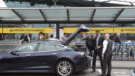 Kosten taxiritjes vanaf Schiphol lopen flink op door wegafsluitingen: ’Mensen schrikken van prijzen’