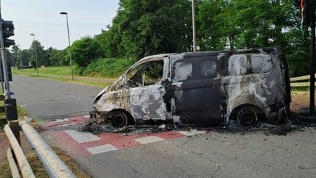 Rapina a Lacchiarella: chiodi per bloccare la strada, tir e furgoni in fiamme. Poi la fuga a bordo di due camion