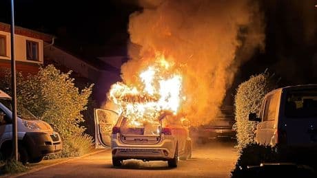 Auf dem Weg zum Notfall - Rettungs-Hybrid steht plötzlich in Flammen