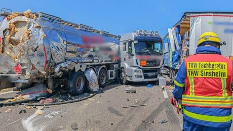 A6 bei Sinsheim voll gesperrt - Lkw-Fahrer stirbt bei Crash mit Tanklaster