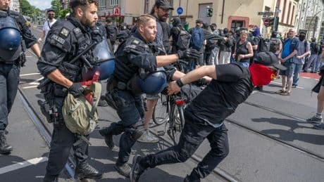 Polizeieinsatz: "Gemeinsam für Deutschland"-Protest von Gegendemo blockiert