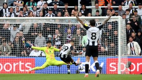 Altay Bayındır Premier Lig'de ilk kez kaleye geçti, pişman oldu! Manchester United fark yedi.