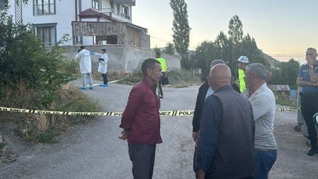 Bu acıya yürek dayanmaz! Babasının kamyonetle çarptığı küçük çocuk can verdi