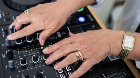 Beats ohne Altersgrenzen: Uschi legt auf – wenn Seniorinnen DJ werden