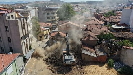 6.1'lik depremin vurduğu Sındırgı’da hasarlı binaların yıkımı sürüyor