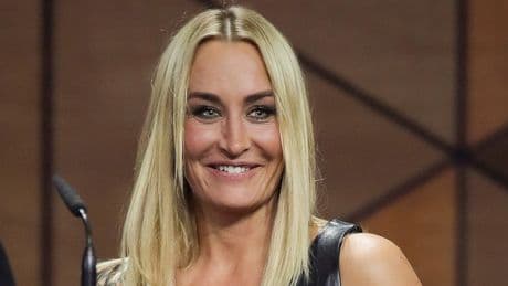Fans begeistert: Sarah Connor rekelt sich auf der Couch und lässt tief blicken