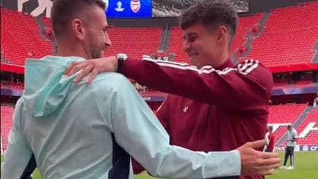 Kepa Arrizabalaga regresa a San Mamés y se funde en un abrazo con Unai Simón
