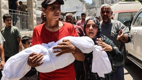 Gaza, morti 6 bimbi in fila per l'acqua: "Anomalia tecnica". E Bibi sfida Hamas