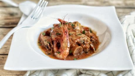 Manitas de cerdo con picada de chocolate, un plato tradicional que debes añadir a tu recetario