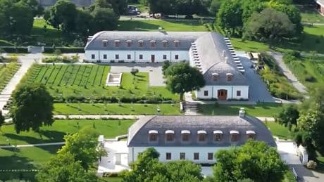 Hatvanpuszta in Ungarn: „Orbáns Versailles“ strahlt im Sommerloch