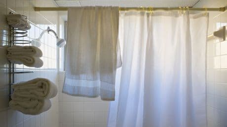 Nie wieder Schimmel im Duschvorhang: Tipps, die wirklich helfen