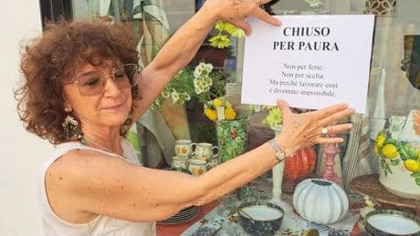 Vicenza, storica bottega chiude “per paura”. La commerciante vittima di minacce ma l’uomo non si può espellere