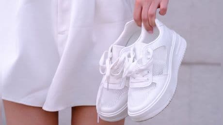 Sommer-Styleguide: Weiße Sneaker für jeden Look