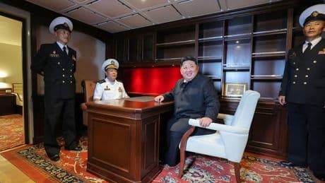 Kim Jong-un laat woede achter zich en sluit zijn marine weer in de armen na afgang bij tewaterlating