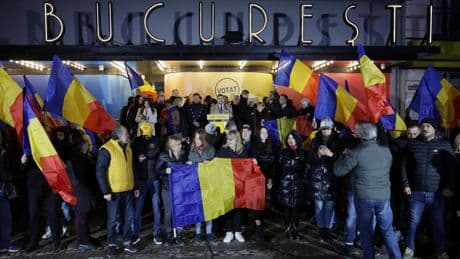 El antieuropeísta Simion gana las presidenciales rumanas, según las encuestas a pie de urna