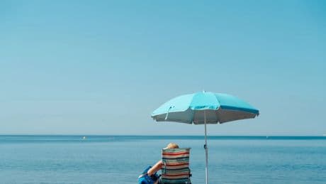 El truco infalible para que la sombrilla no se mueva ni un centímetro en la playa