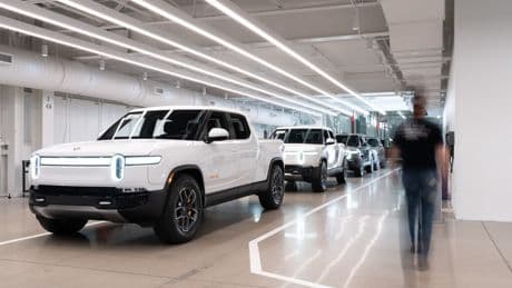 Volkswagen ha metido 6.000 millones de dólares en Rivian para crecer en Estados Unidos. Los aranceles están truncando sus planes