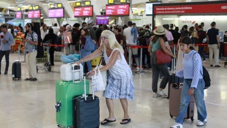 Ir de vacaciones en España nunca había sido tan caro: los billetes de avión se disparan un 12% en un año y las noches de hotel un 5%