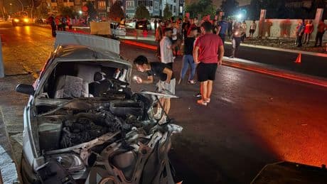Tarsus'ta otomobil, karşı şeride geçip 2 otomobille çarpıştı: 1 ölü, 8 yaralı