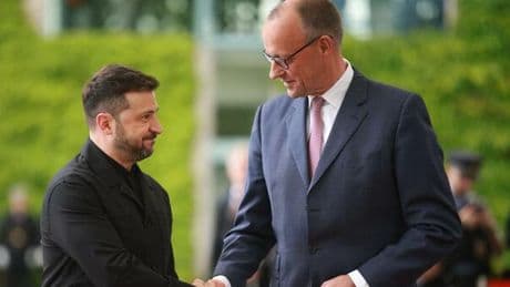 Merz, patto con Zelensky: «Armi prodotte insieme». Poi l?avvertimento di Lavrov: «Così la Germania è coinvolta nel conflitto»
