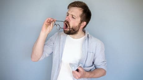 Achtung, Brillenträger: Diese Putzfehler ruinieren Ihre Brille