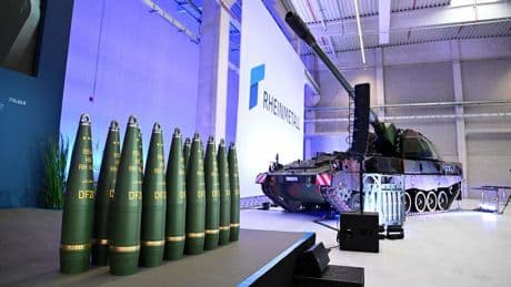Rüstungskonzern  : 4000 Euro Stückpreis für einen Schuss: Rheinmetall eröffnet eines der größten Munitionswerke in Europa