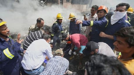 Indien: Flugzeug mit 242 Menschen an Bord stürzt in Ahmedabad ab – wohl viele Tote