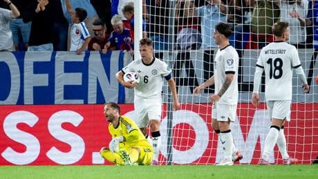 Einer ausgewechselt, einer umgeschult - Doppelter DFB-Frust für zwei VfB-Stars!