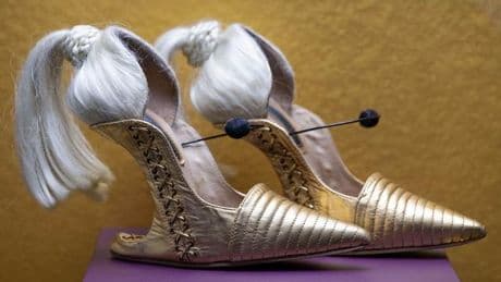 Außergewöhnliche Kreationen: Neue Ausstellung im Schloss Neu-Augustusburg über Schuhkunst