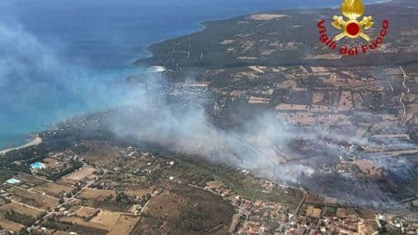 Incendi in Sardegna: fiamme a Orosei, evacuati resort e case. Allerta rossa sulla costa orientale