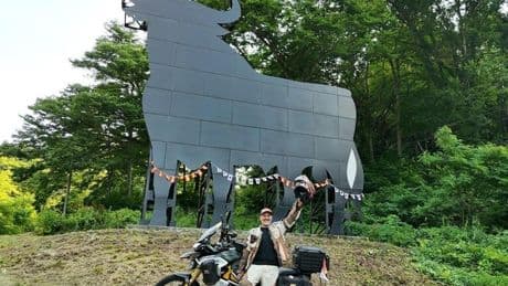 Julio Álamo culmina en Japón su viaje en busca del último toro de Osborne del planeta