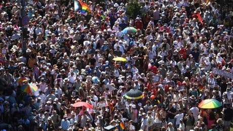 A Budapest folla per il Pride. Presente la sinistra da mezza Europa
