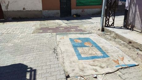 Adana'da bozuk yollara 'halı serme' akım haline geldi