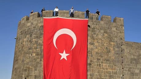 Diyarbakır'da surlar Türk Bayrağı ile donatıldı