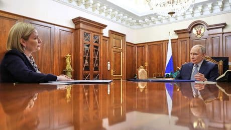 Aber warum fehlt er?  - Diese Frau schickt Putin zum Papst-Begräbnis