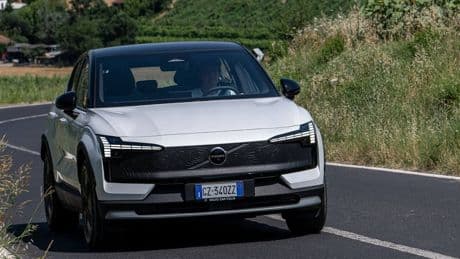 Volvo EX30 Cross Country, come è fatto e come va il suv elettrico compatto tuttoterreno