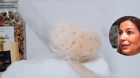 Ana Molina, dermatóloga: “La gente coge la esponja, empieza a sacarse brillo en la ducha y lo que no sabe es que están destrozando su grasa natural, y luego tienen que poner grasa artificial”
