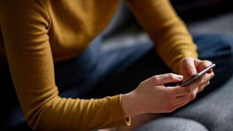 Fetzen per Handy: "Fexting": Umfrage: Mehrheit stritt schon mit Partner per Textnachricht