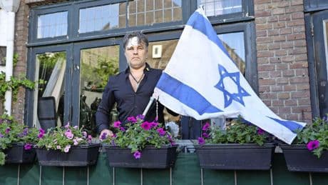 Matthew (48) mishandeld om Israëlische vlag op balkon: ’Ze zeiden dat ze me gingen afmaken’