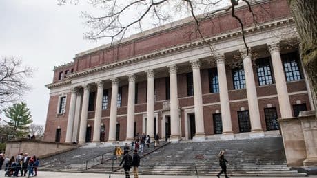Donald Trump interdit à Harvard de recruter des étudiants étrangers