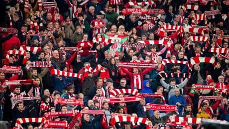 La hinchada del Athletic queda para animar al equipo tras la vuelta del entrenamiento en Old Trafford