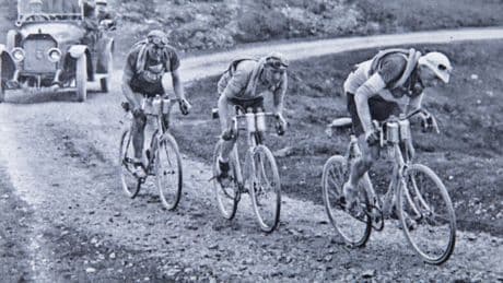 Etapas de 300 kilómetros, 10 horas de duración, caminos de piedras y un infierno de averías... Así fue, hace 90 años, la primera e increíble edición de la Vuelta