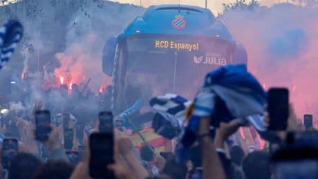 Impresionante recibimiento al autocar del Espanyol antes del derbi