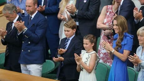 Kate Middleton in blu, George con la cravatta, Charlotte ruba la scena con lo smalto rosa: i reali inglesi nel Royal Box