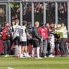Go Ahead-supporter maakt racistische gebaren naar AZ-spelers, club neemt ‘gepaste maatregelen’