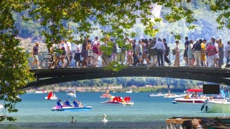 "Un fléau social et économique": des habitants d’Annecy dénoncent le surtourisme