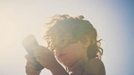 Bildschirmzeit: Dürfen Ihre Kinder in den Ferien öfter Smartphone und Konsole nutzen?