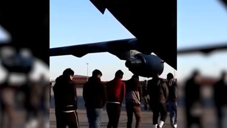 Quand la Maison-Blanche utilise une tendance sur TikTok pour mettre en scène l’expulsion de migrants